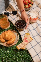 pícnic afuera con chocolate de cacao