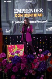Charla “Emprender con identidad” en evneto Corramos la Voz Juntas.